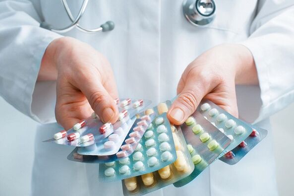 Lekár predpisuje antibiotiká na liečbu prostatitídy